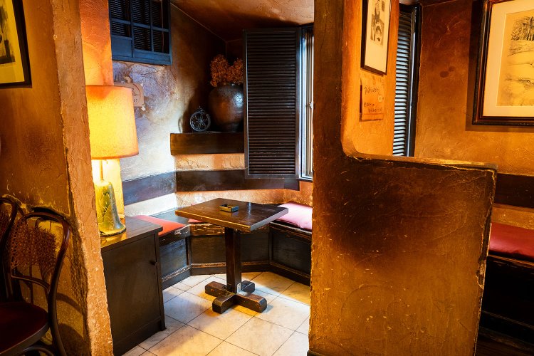 店名は「3つの部屋」という意味。