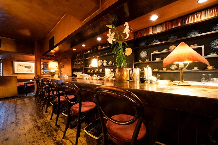 カウンターの一枚板は幅6m15㎝もある。