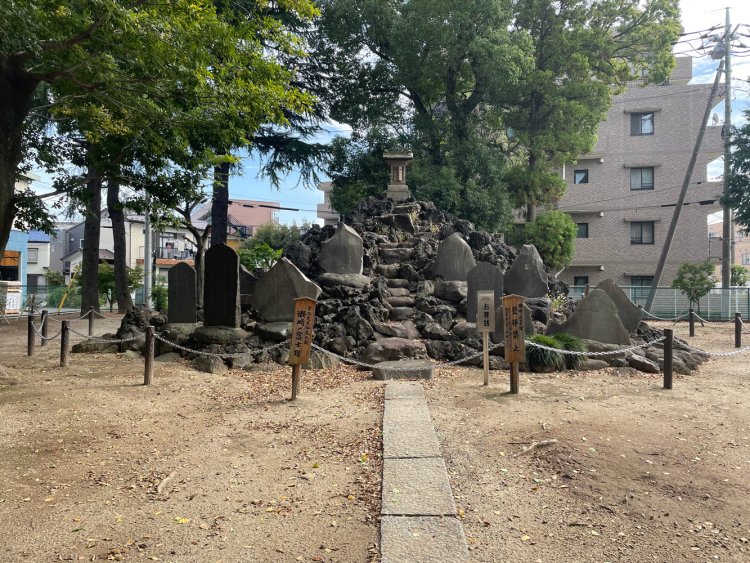 駅からほど近い瀬崎浅間神社には立派な富士塚があった。