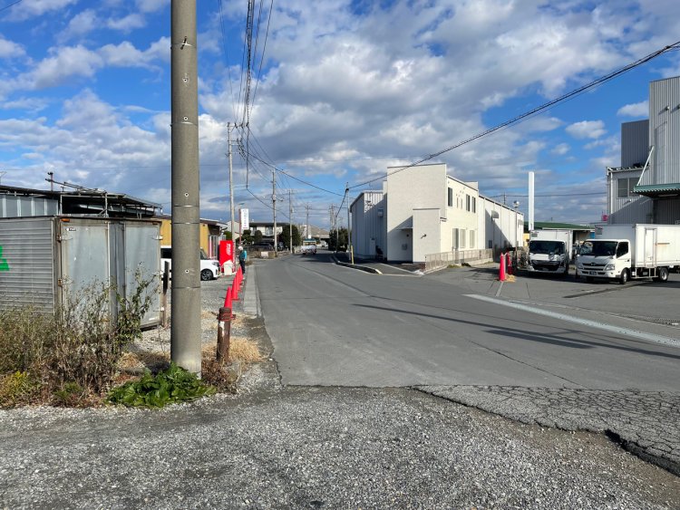 トラックや車の往来は多いが歩いている人は少ない。