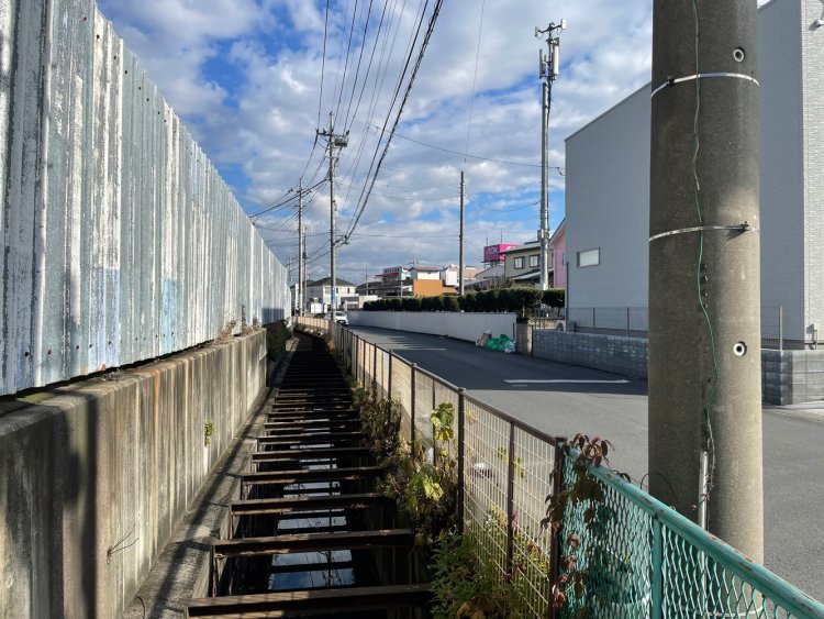 用水と遠くにちらっと見えるイオンの看板。