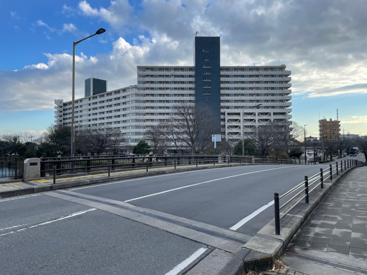 八潮市側から見たふれあい桜橋。橋の向こうに見えるマンションは足立区。