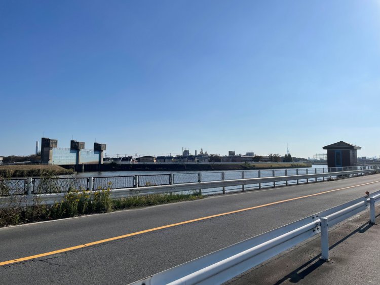 中川のパノラマ。新大場川水門橋の3つの頭が目立つ。