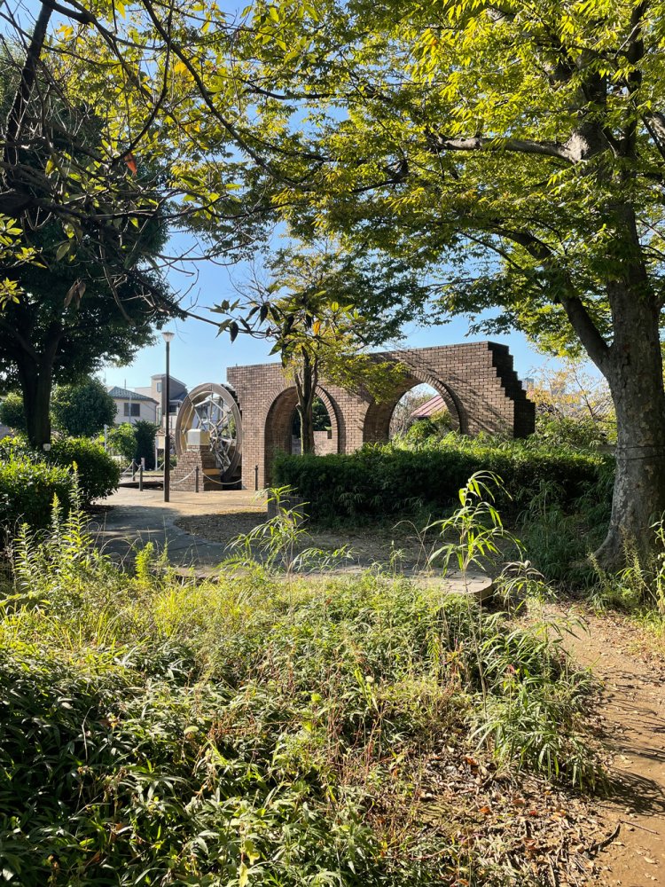 遊歩道側から見ると遺跡感がある。