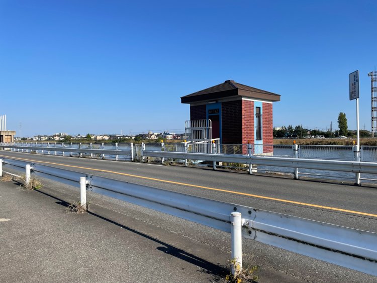 ムーミンハウスと同じ配色の稲荷下樋管。