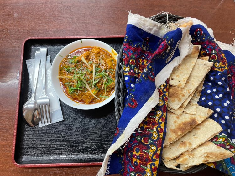 チキンボンレスタワとロティ。