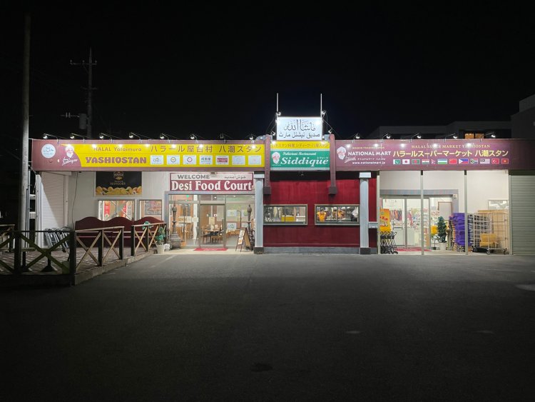 八潮の夜に光るハラール屋台村。 