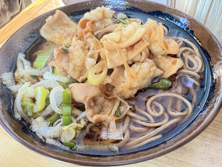 マルチョウそば880円。たっぷりのったマルチョウがのけぞるうまさ。