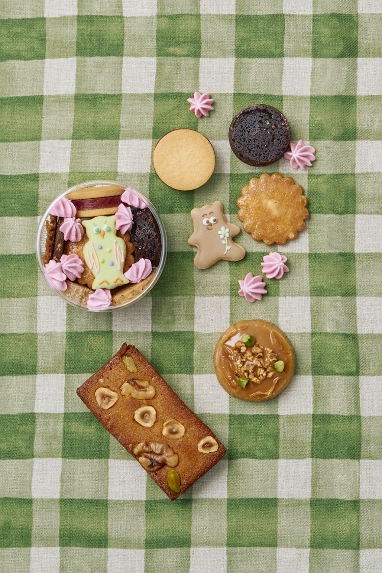 デザインアソートクッキー950円（上）、ボスコ356円（下左）、キャラメルナッツクッキー259円。