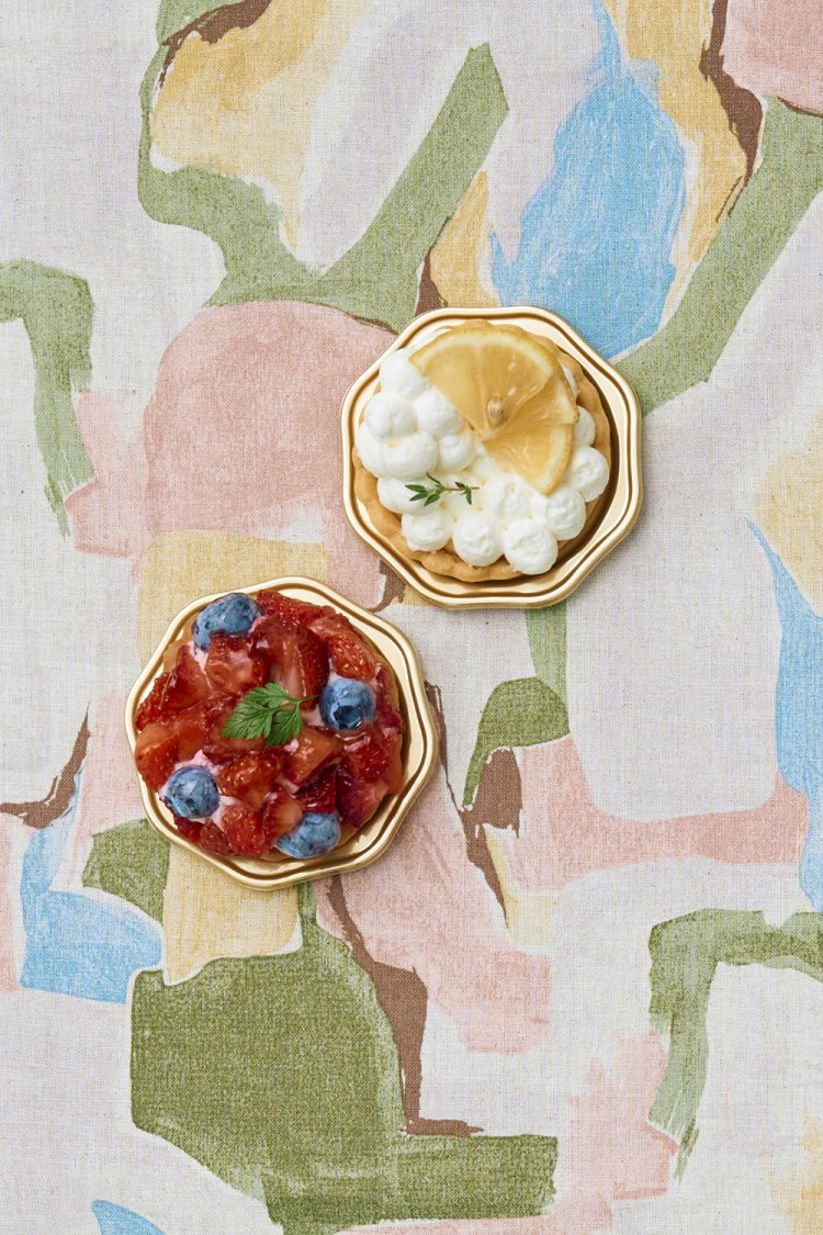 スリーベリー780円（左）、爽やかベイクドチーズ560円。