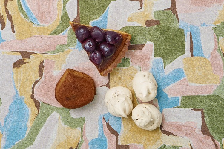 栗のバターケーキ280円（下左）、ダークチェリーと生チョコのタルト550円（上）、くるみメレンゲ1袋3個入り110円。