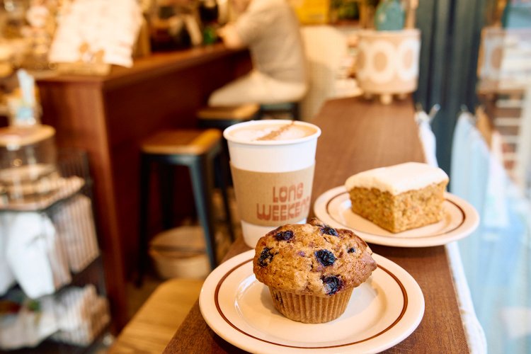 手前からマフィン400円、オレンジラテ680円、TORFUTAのキャロットケーキ550円（不定期入荷）。