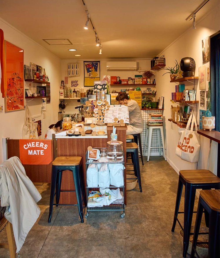 カウンター席でサクッもOK。