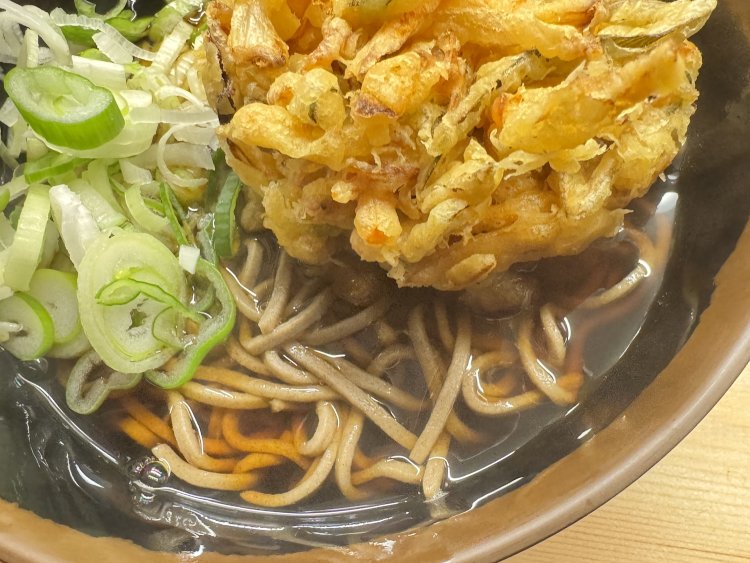画像はかき揚げそば550円。このツユが決め手。