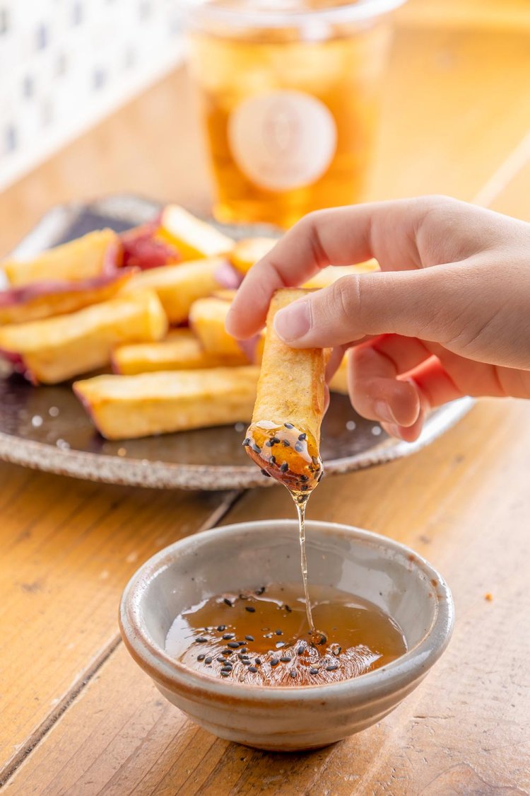 さつまいもフライ大700円、大学芋の蜜100円、ドリンクは350円～。生ビール650円。