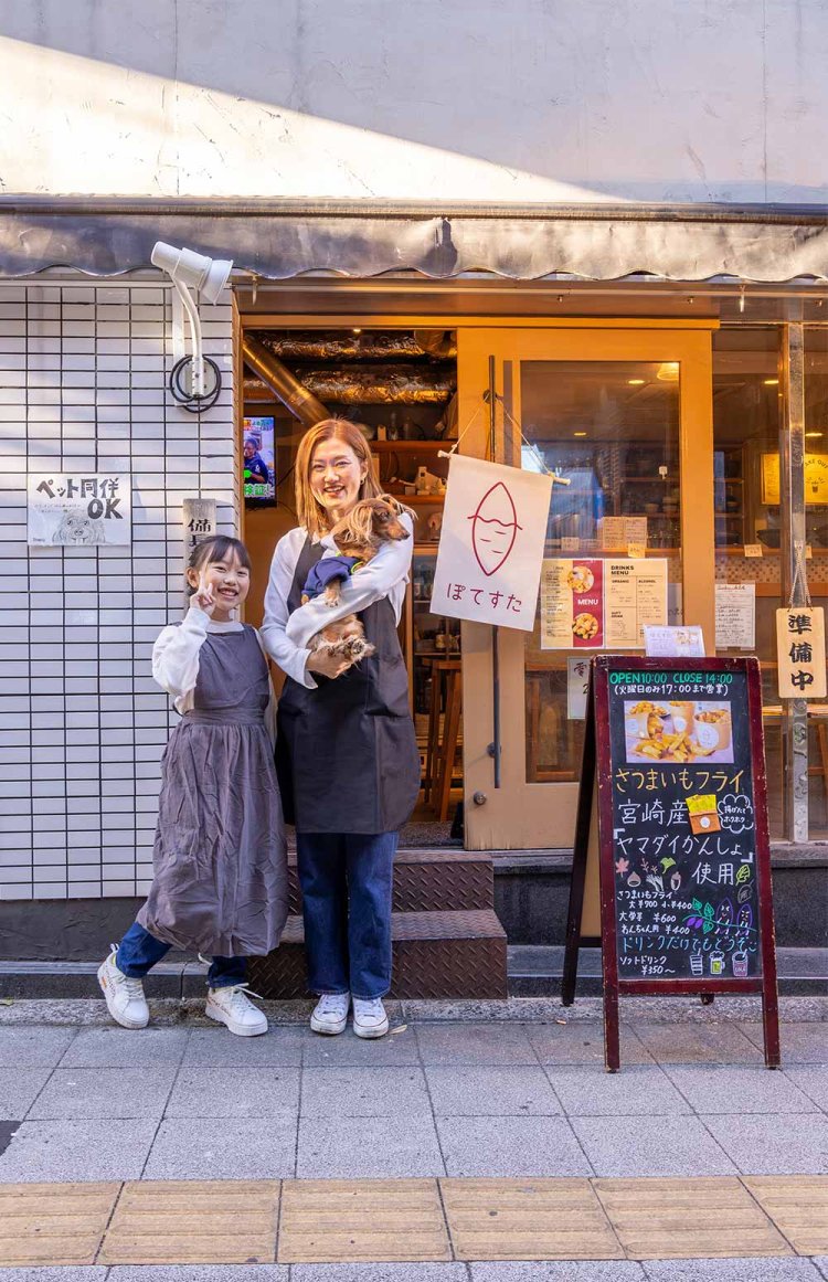 居酒屋『SANKYU本店』のスペースでお昼間にオープン。愛犬ピノもお店番。