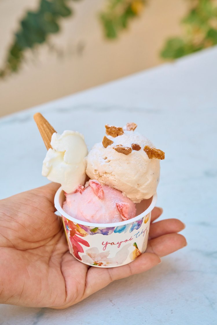 色味もキュートな苺、グランマルニエ漬けオレンジやローストアーモンド入りのシュトーレン（ダブル）630円。