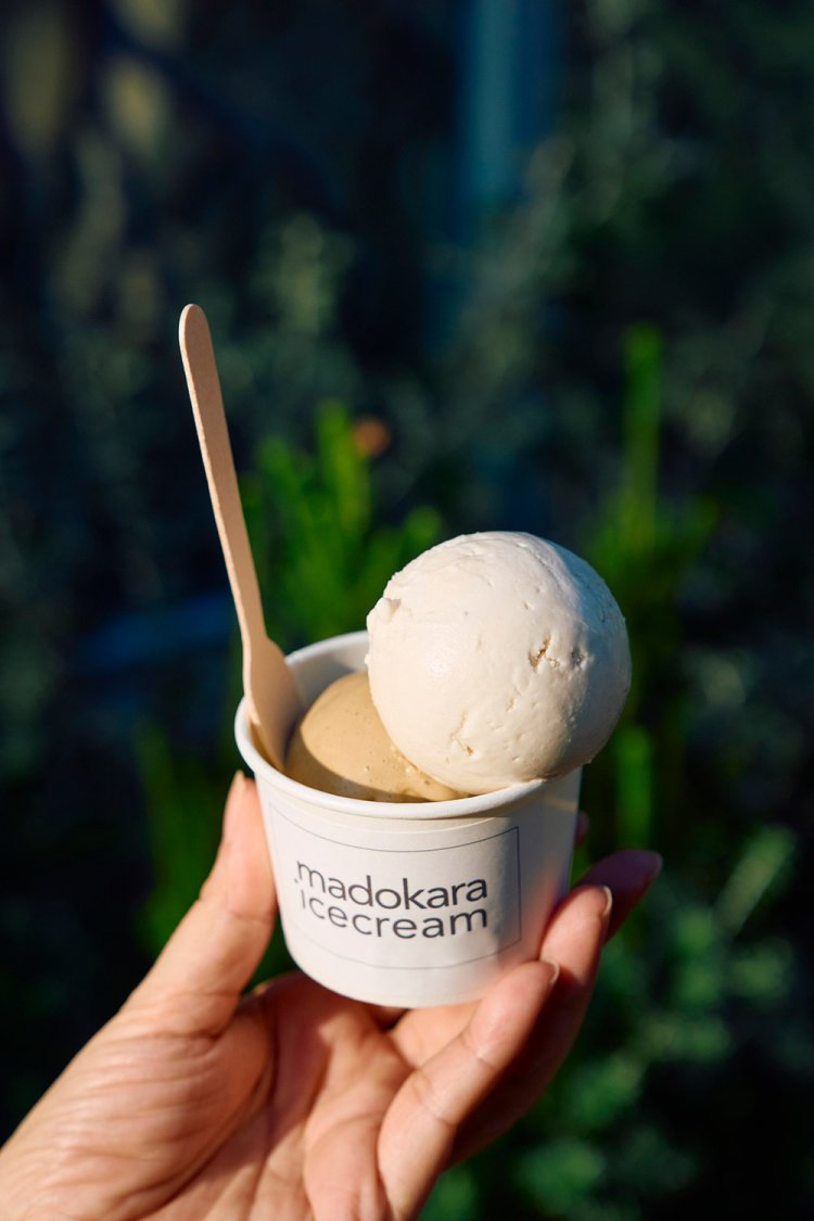 ダントツ人気の函館ミルクとほうじ茶（ダブル）580円。