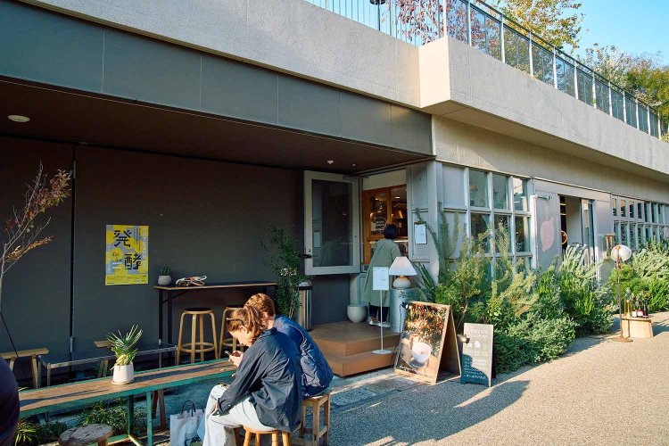 小田急線の線路跡地にある緑豊かなテラス席。