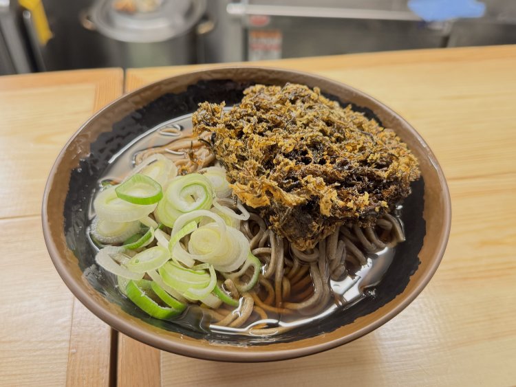 佐渡名産の海藻、ながもを使ったながも天そば550円。