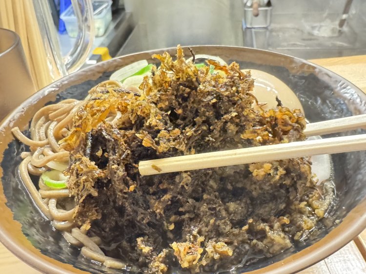 ツユになじむと、ながもはネバネバシャキシャキ楽しい食感。