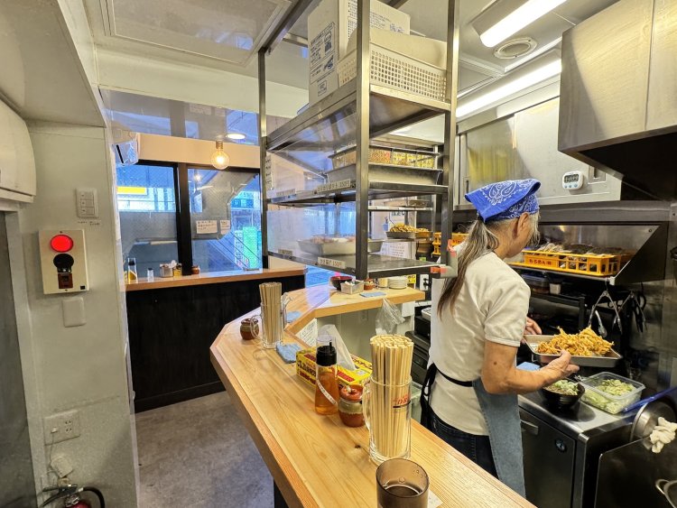 細長い店内は8名ほど入れる。