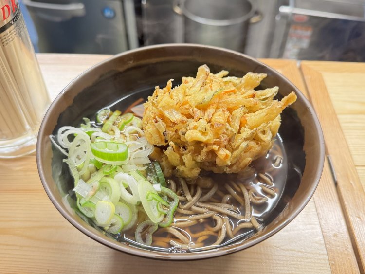 定番のかき揚げそば550円。天ぷらはカラッと揚がり、ツユなじみがいい。