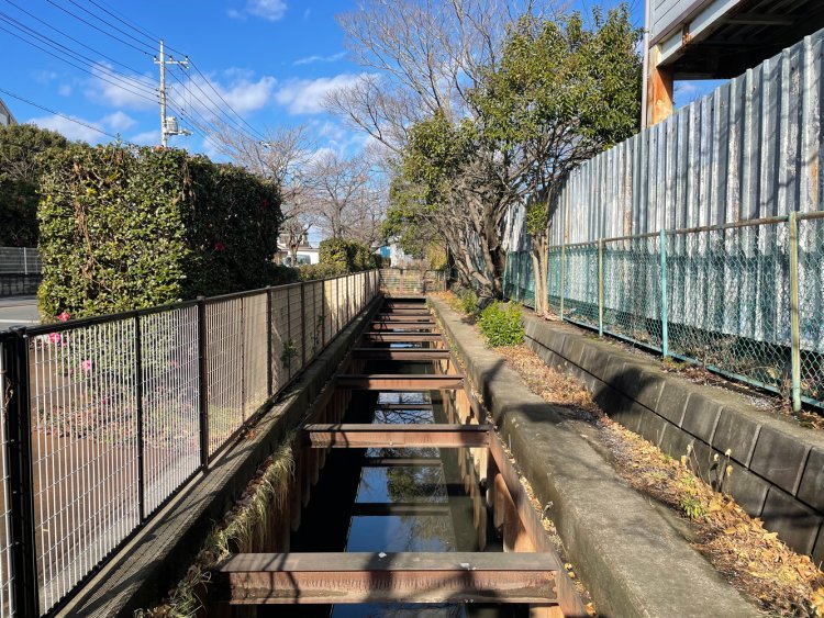 開渠となっている区間は柵で囲まれている。