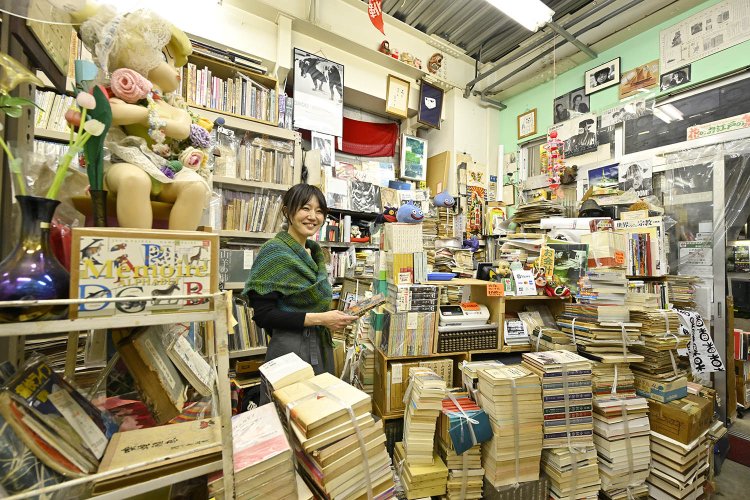 下北沢の古本ロードを行こう！予算2000円、古書店の4店主が隣の店でお買い物