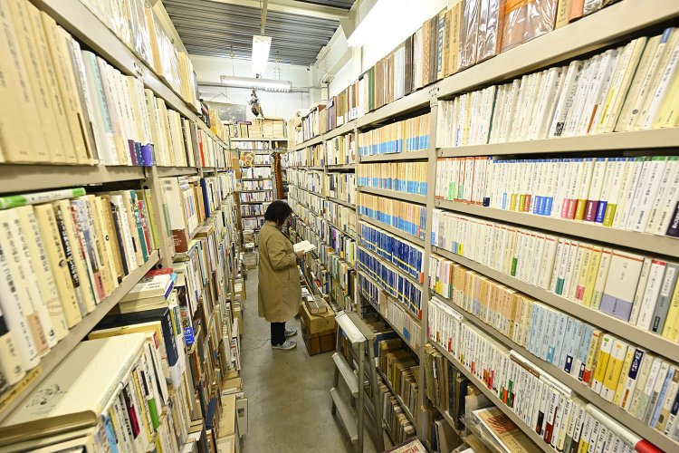 長く読み継がれてきた本が並ぶ。