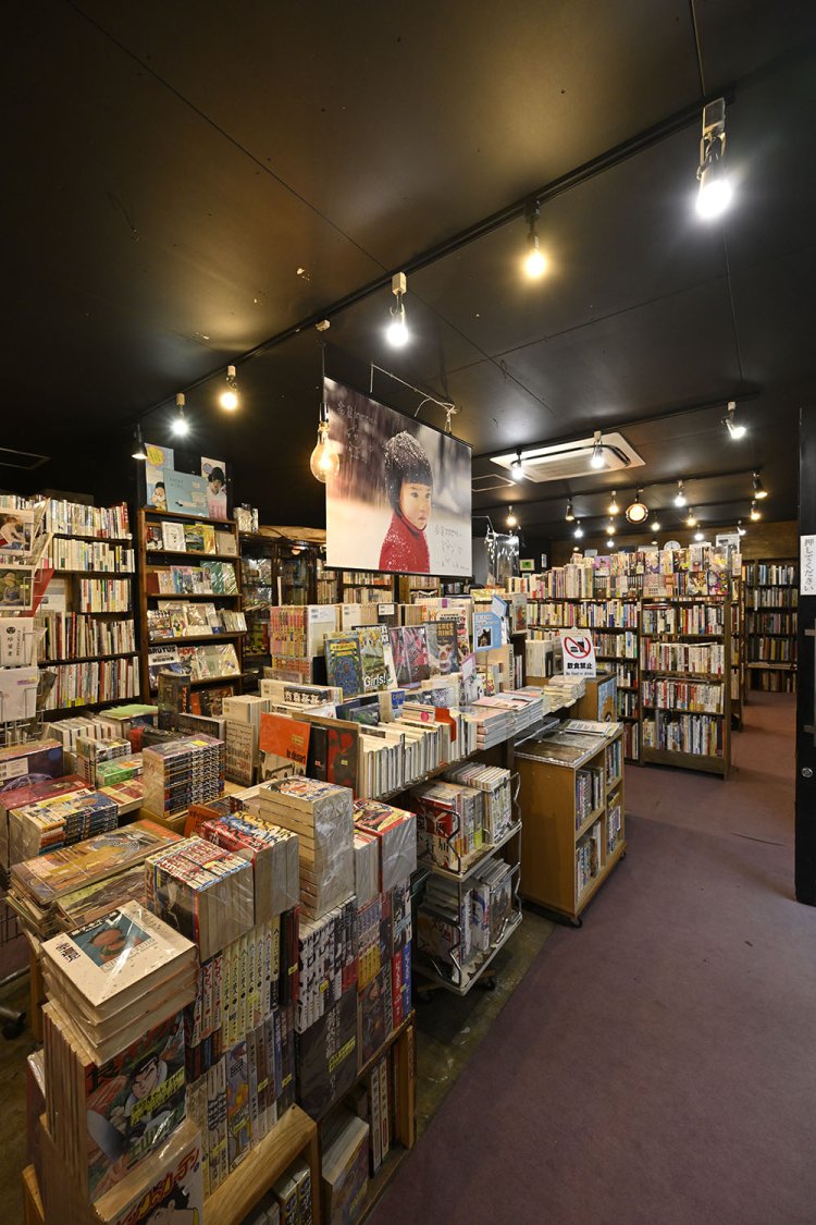 平台には小出版社の本やZINEなど。