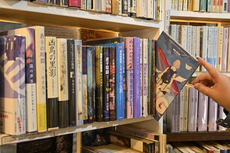 ミステリーの棚には同人誌も多数。