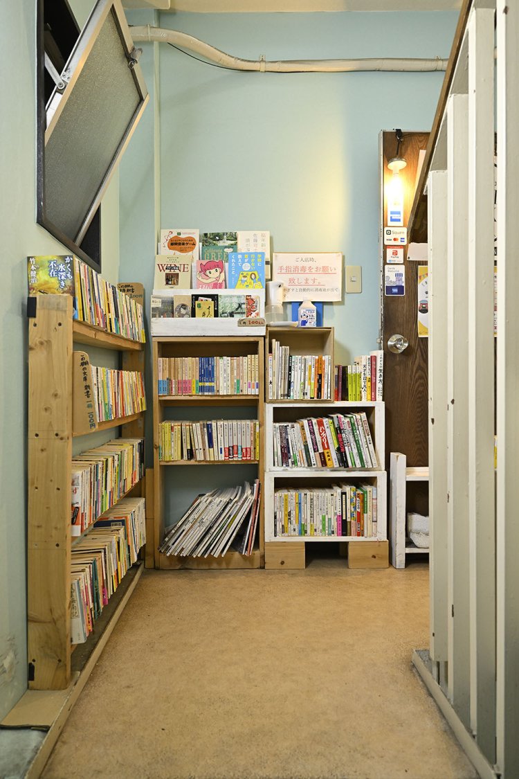 2階への階段を上るとまず均一コーナー。