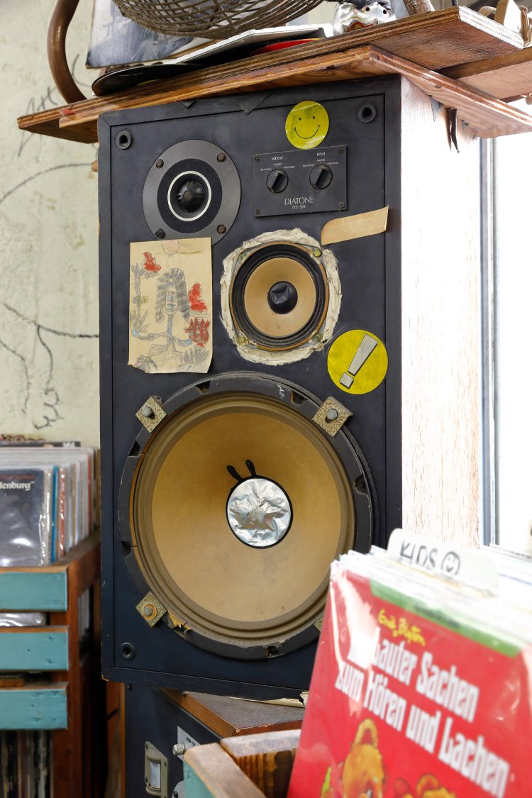 『フラッシュ・ディスク・ランチ』店内の良音の秘訣はギターアンプ「ローランドJC」用スピーカー。