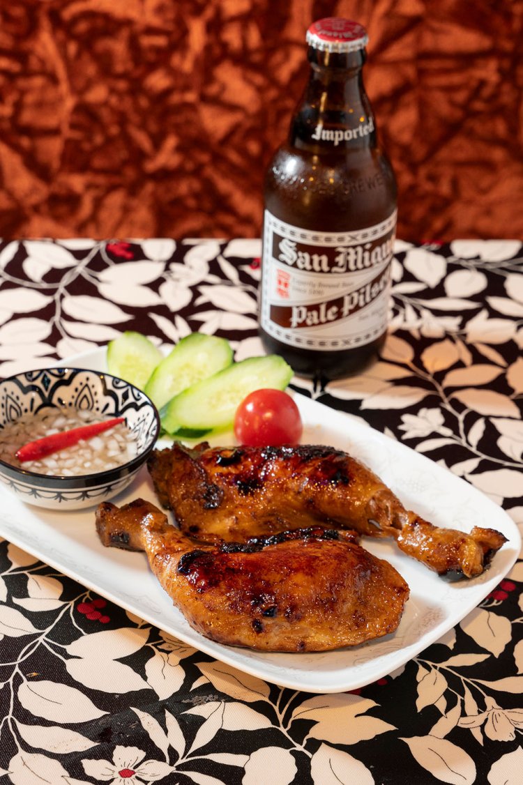 チキンイナサル1300円はニンニクや醤油で味をつけた鶏のバーべキュー。