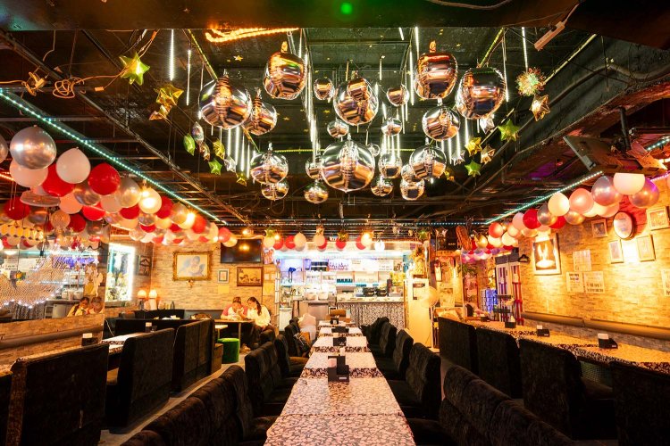 もとはフィリピンパブだったという派手な店内。