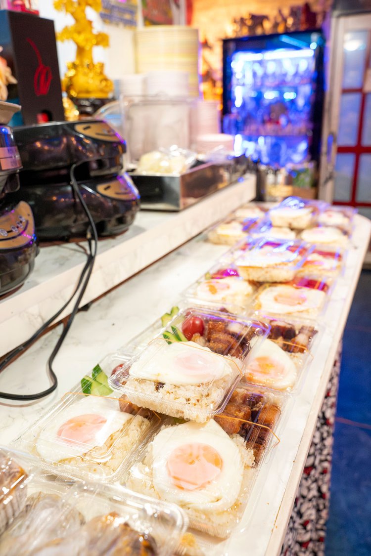 平日はフィリピン弁当700円も販売！