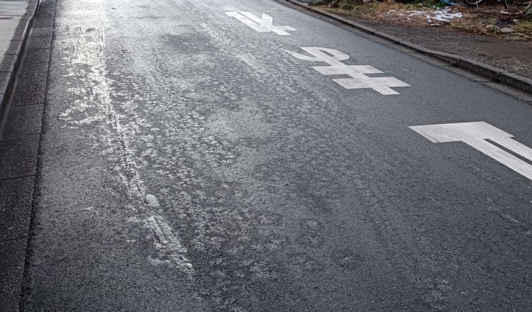 黒くぬれているだけに見えるけれど……実は凍結しているかも!?（画像＝写真AC）