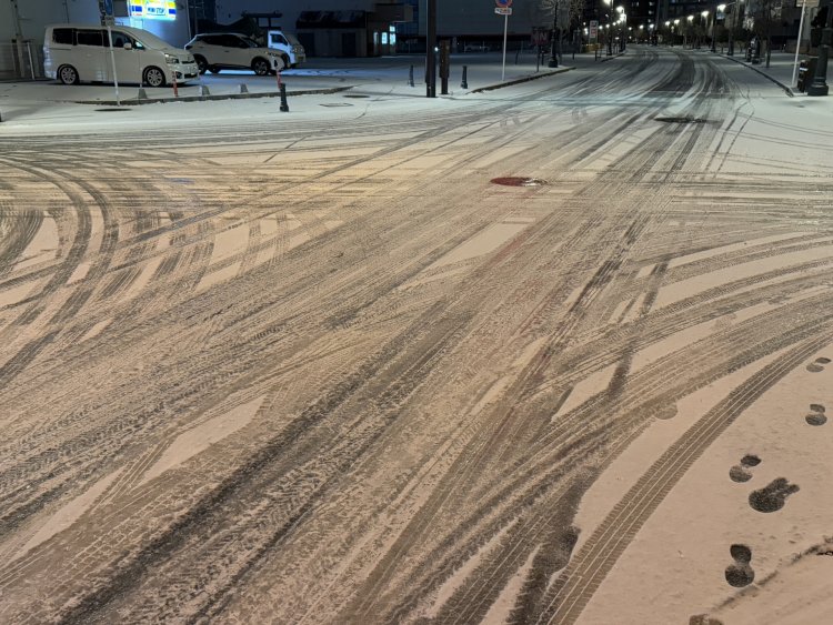 雪の翌朝はツルツル路面に。車の運転にも注意（画像＝写真AC）。
