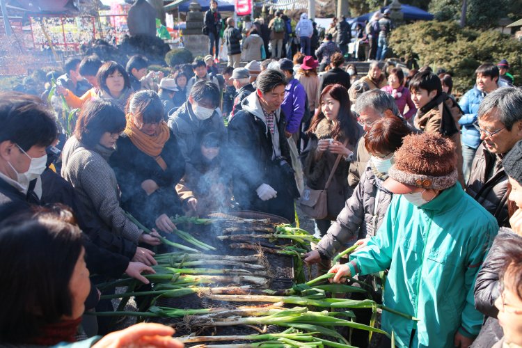 泥つきネギを炭火で焼いて皮をむいて食べる「深谷カルソッツ」。
