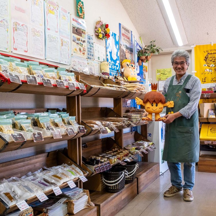 八街駅南口商店街のゆるキャラ「ぼっちくん」と小野洋介店長。