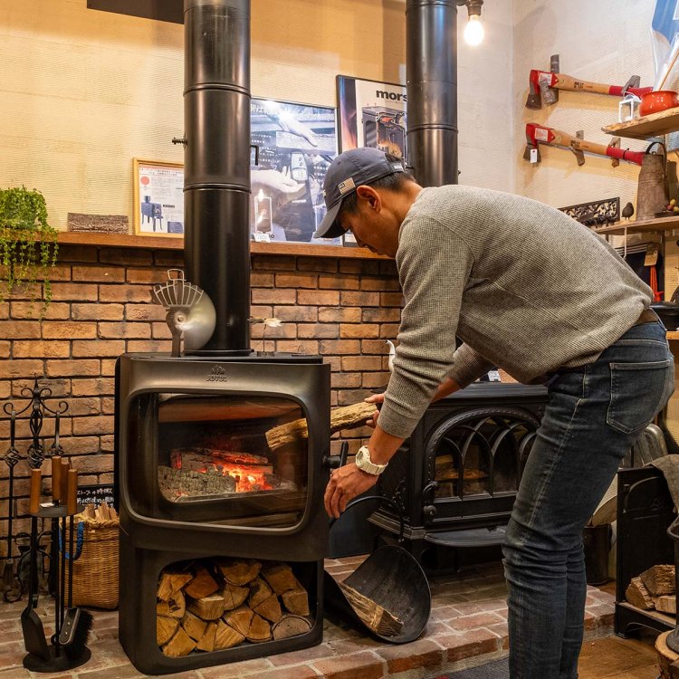 展示中のストーブでの実演も。断熱材入りで二重の煙突にも専門店のこだわりがある。