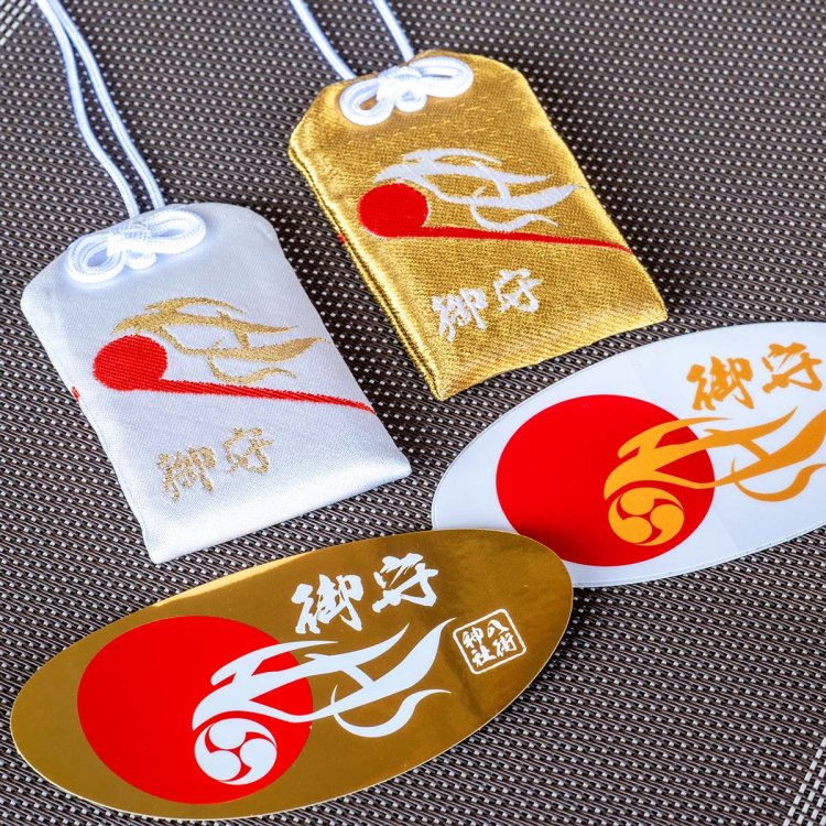 ライダー向けにデザインを施したお守りやステッカーも！