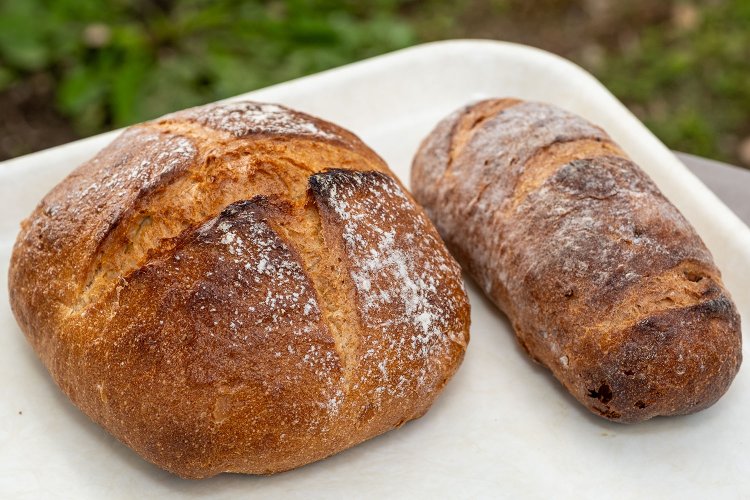 古代小麦の田舎パン600円と同いちじくとレーズン500円。