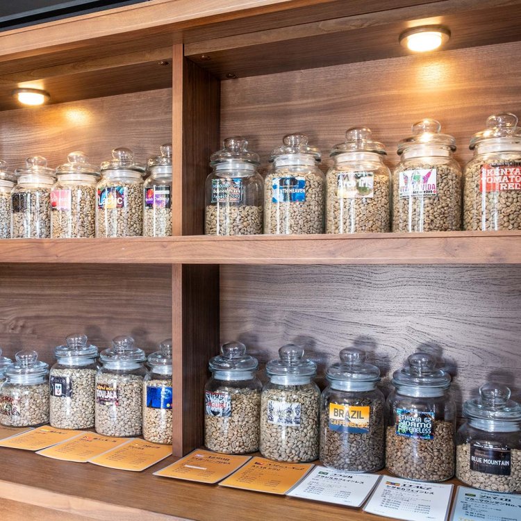 店の一角にずらりと並べられた焙煎前の生豆。