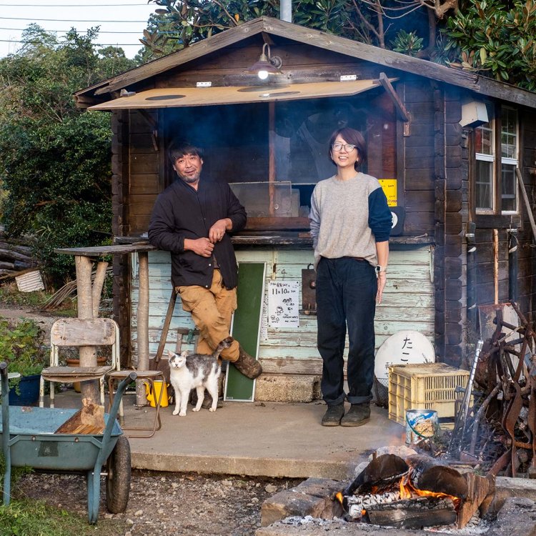 思わず会話が弾む気さくな常世田（とこよだ）さん夫妻。一年中、営業日にはたき火が出迎えてくれる。