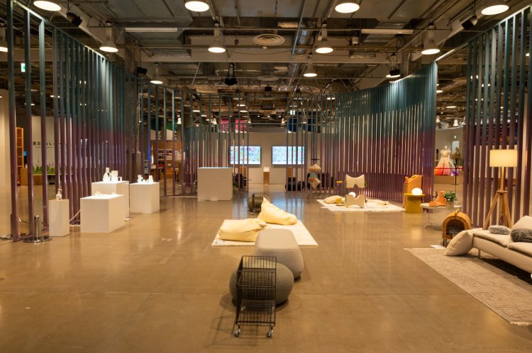 展示スペースは、建築家・山田紗子氏の“外と内の境界が溶け出す”作品『透壁』で囲まれている。「普段は建築材として隠れたところに使用されている軽鉄でパーテーション。壁をなくし、光と色をまとうことでゆるやかさと軽やかさを表現した」と山田氏。