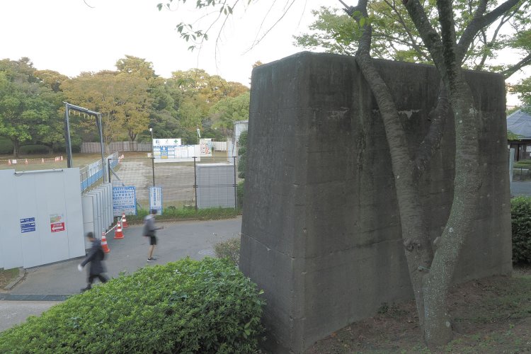 背後にもまわることができる。古写真ではこの先に橋脚が続いていた。いまは工事をしているが、橋脚はとうに存在していない。