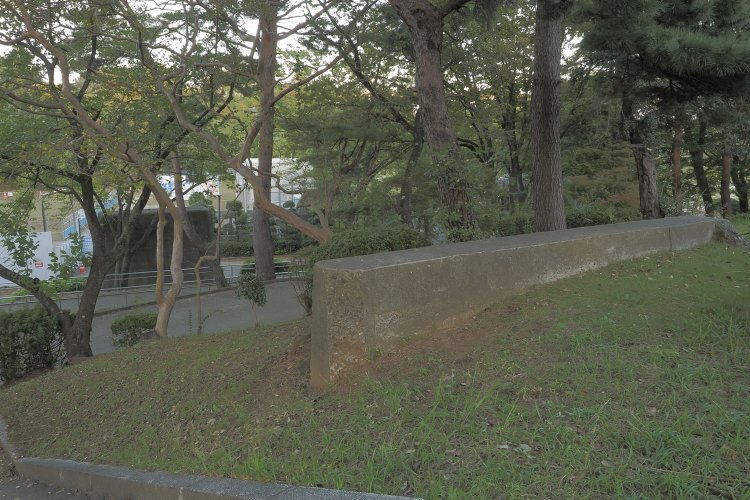 その背後を見る。奥の橋脚と長さも幅も同じで、位置関係からして橋台だろう。