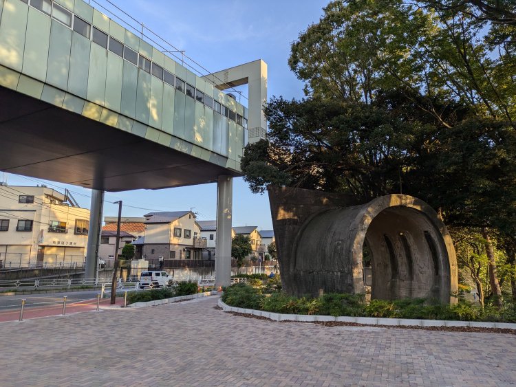 懸垂式モノレールの高架構造と80年以上前の鉄道軍事遺構が対峙する。